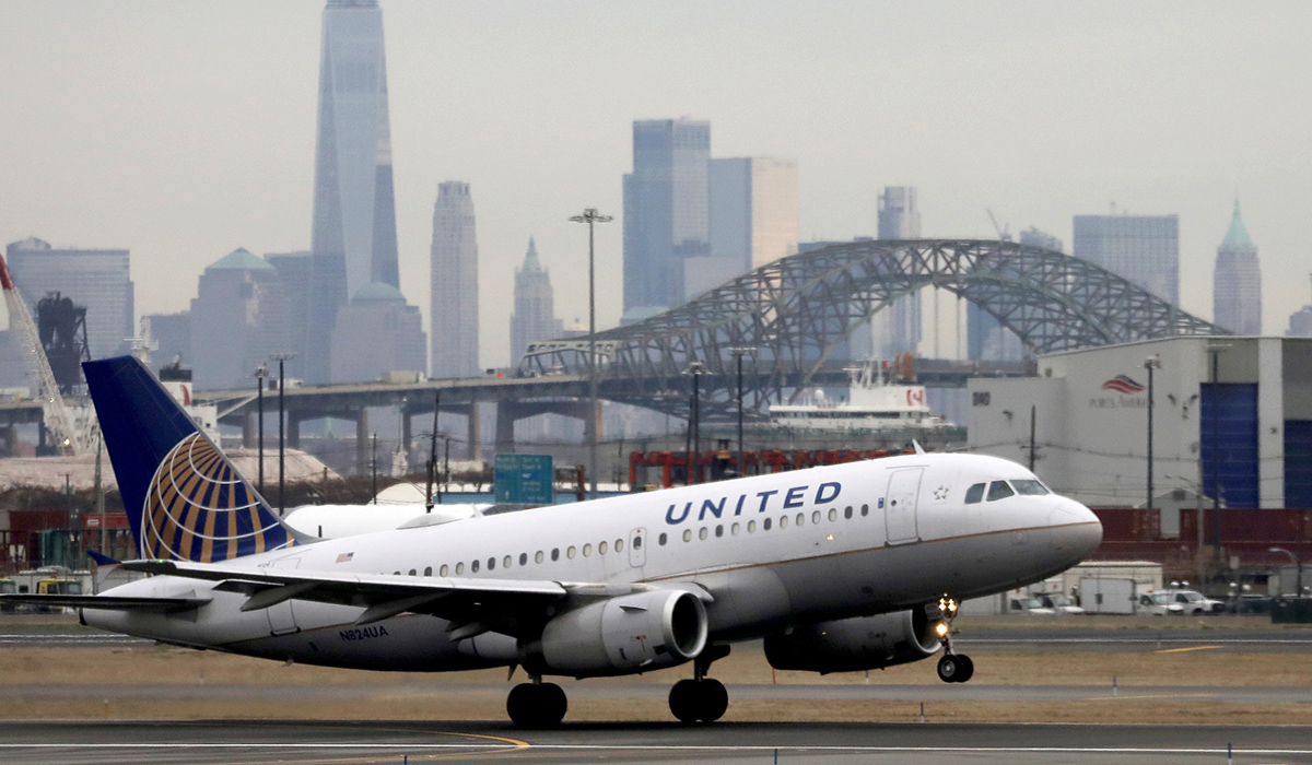 United Airlines makes COVID-19 shots compulsory for U.S. employees